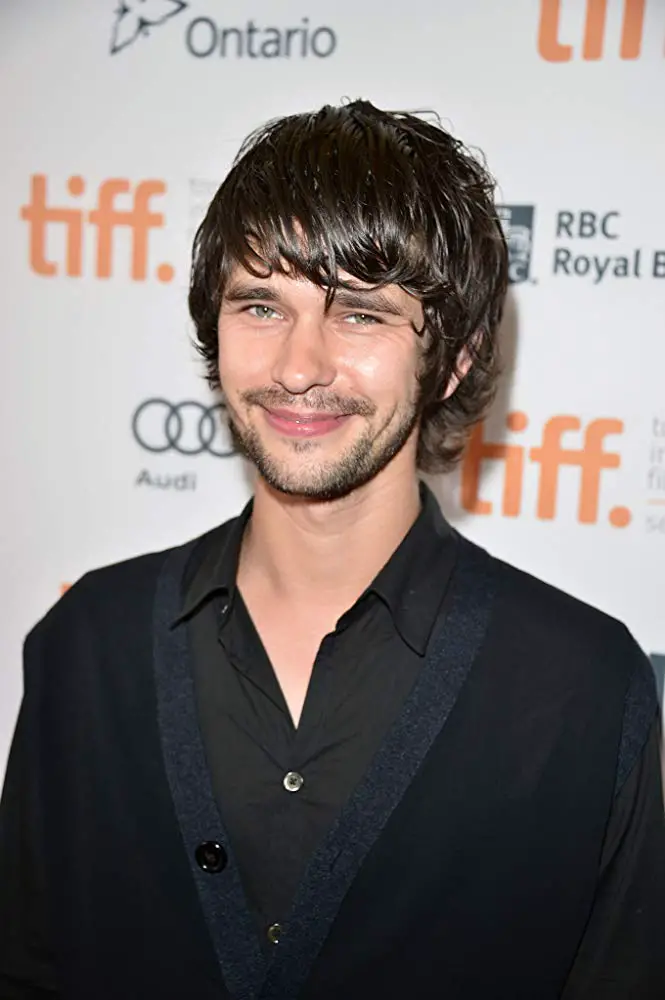 How tall is Ben Whishaw?